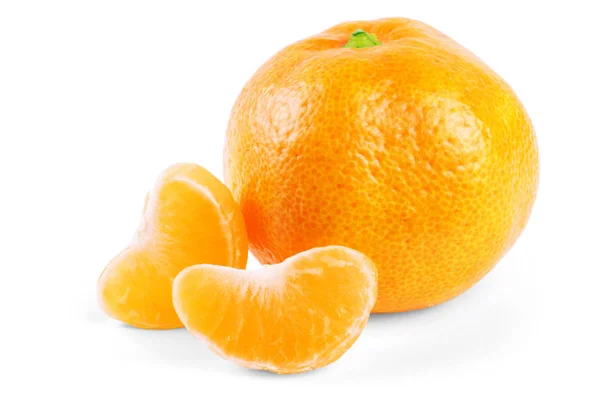 Tangerina ou mandarina isolada no recorte de fundo branco — Fotografia de Stock