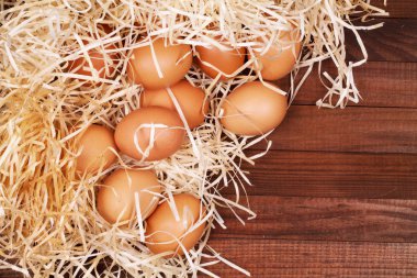 Tahta arka planda yumurtalar
