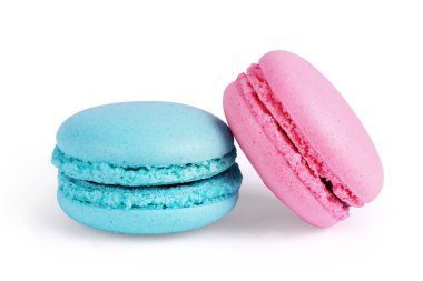 Pasta macaron veya acıbadem kurabiyesi izole beyaz zemin üzerine tatlı ve