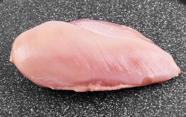 Filete de pollo con especias y romero sobre una superficie gris oscura . — Foto de Stock