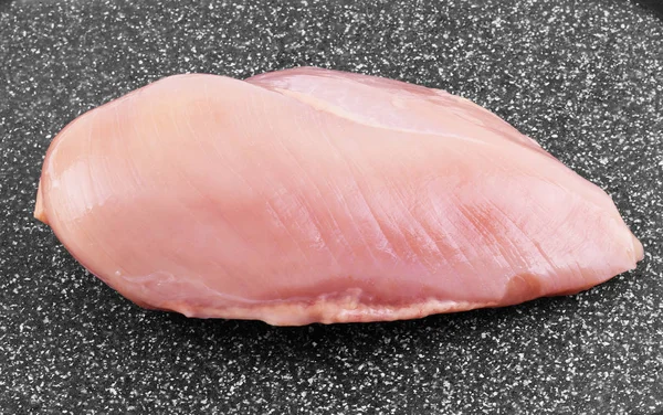 Kipfilet met specerijen en rozemarijn op een donker grijze oppervlak. — Stockfoto