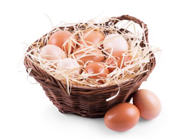 Yumurta saman ve bir sepet beyaz bir arka plan üzerinde