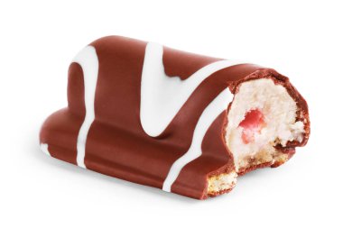 Beyazın üzerinde izole edilmiş çikolataya yakın çekim