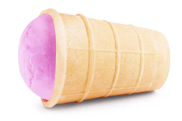 Клубничное мороженое с вафельным конусом, изолированным на белой ба — стоковое фото