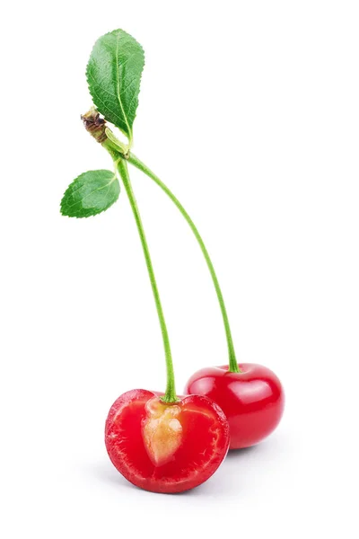 Imagen de una cereza fresca cortada por la mitad aislada en blanco — Foto de Stock