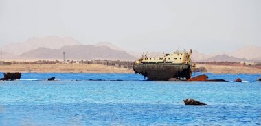 Eski paslı batık gemi su