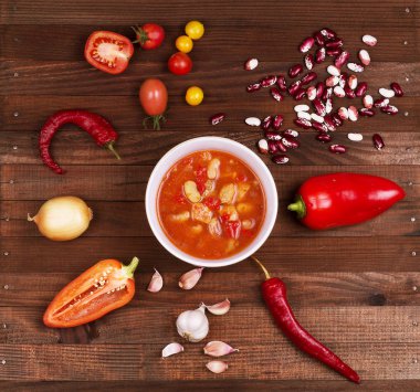 Tom Yum Goong ahşap masa üst görünümünde, Tay loc'deki baharatlı ekşi çorbası