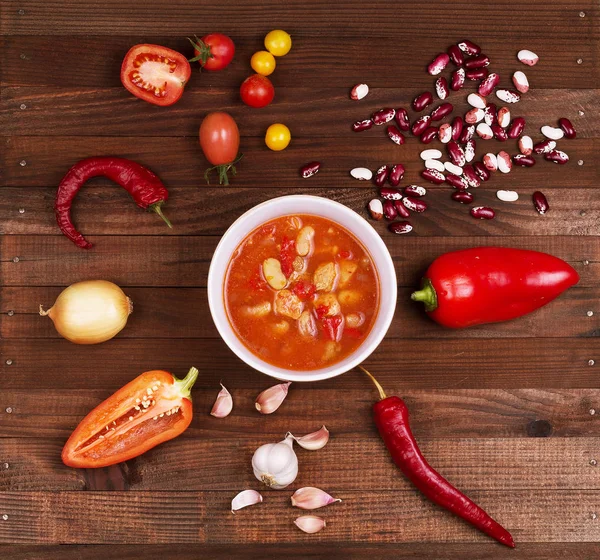 Tom Yum Goong ahşap masa üst görünümünde, Tay loc'deki baharatlı ekşi çorbası