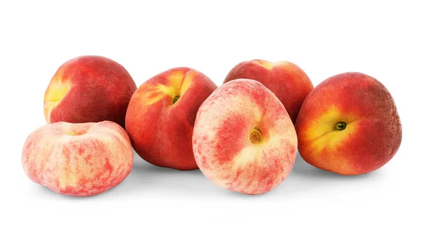 Nectarine fruit geïsoleerd op de witte achtergrond. — Stockfoto