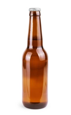Beyaz arka planda bir şişe bira.