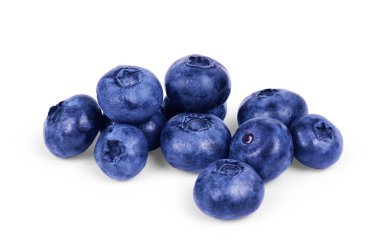 Yaban mersini yığını. Kırpma yolu olan beyaza izole edilmiş.