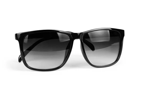 Солнцезащитные очки с черной пластиковой рамкой на белом фоне — стоковое фото