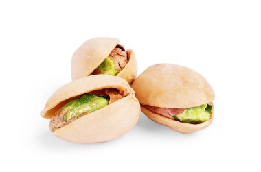 Antep fıstığı. Beyaz bir arka plan üzerinde izole.