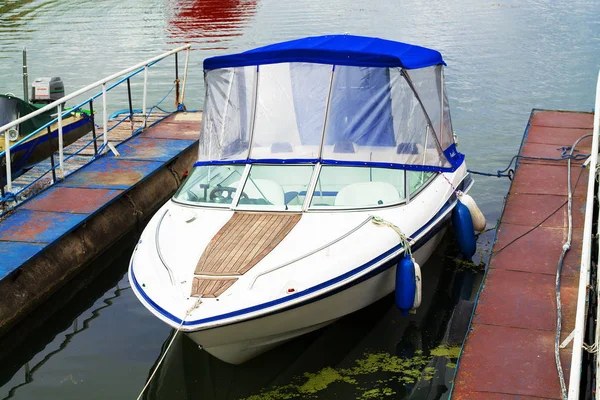 Motorboot op de rivier — Stockfoto
