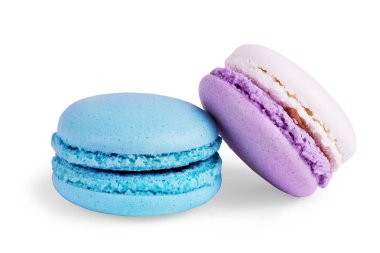 Pasta macaron veya acıbadem kurabiyesi izole beyaz zemin üzerine tatlı ve