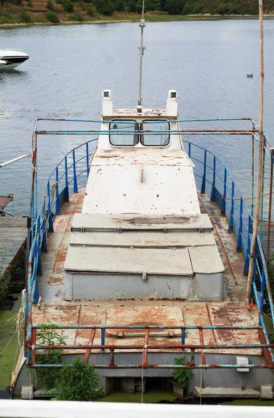 Los viejos barcos de pesca de remos están atados y abandonados con cadenas a la — Foto de Stock
