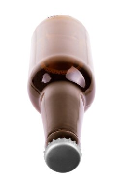 Beyaz arka planda bir şişe bira.