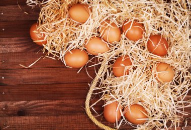 Tahta arka planda yumurtalar