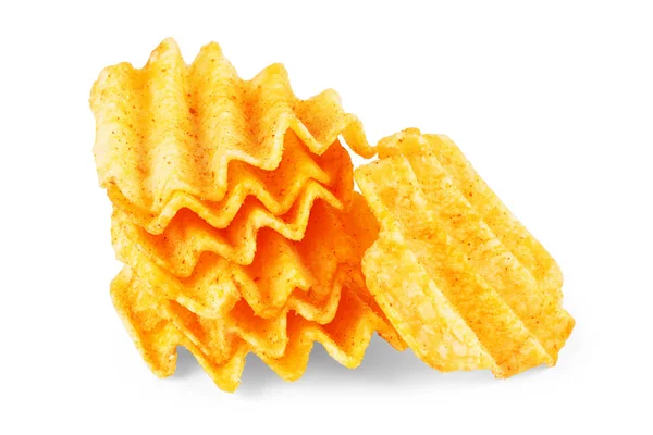 Волнистые картофельные чипсы на белом фоне — стоковое фото