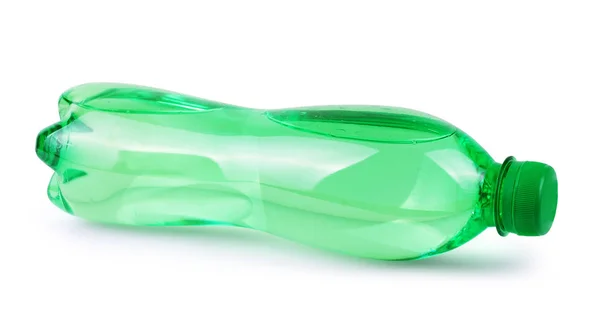 Frasco de plástico pequeno de refrigerante verde isolado em branco — Fotografia de Stock