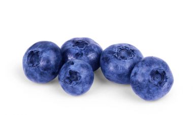 Yaban mersini yığını. Kırpma yolu olan beyaza izole edilmiş.