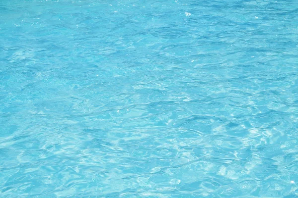 Ripple Water in het zwembad met zon reflectie — Stockfoto