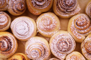 Taze ev yapımı tarçınlı rulo