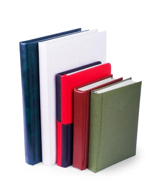 Закрыть стопку разноцветных книг и тетрадей на белом нарде — стоковое фото