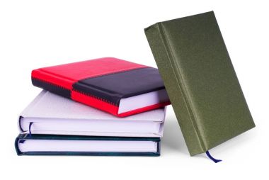 renkli kitap ve beyaz backgr not defteri yığınının yakın çekim