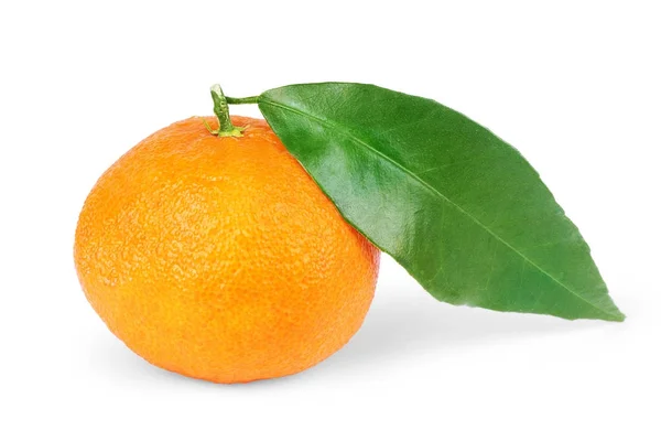 Tangerine eller mandarin frukt isolerad på vit bakgrund cutout — Stockfoto