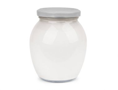 Ekşi krema ile küçük seramik kap. Dosyada, kırpma yolları.