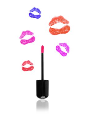 Dudak parlatıcısı kapalı siyah kapaklı şık cam şişede ve ope