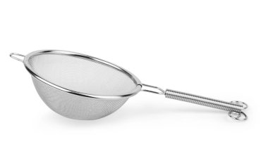 Gümüş elek üzerinde beyaz izole