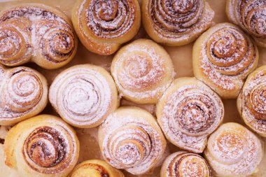 Taze ev yapımı tarçınlı rulo