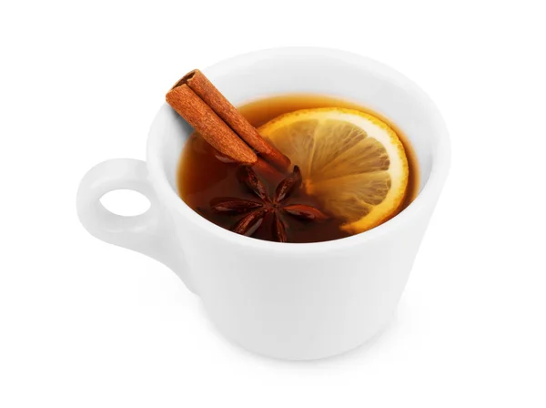おいしい紅茶とレモンとシナモンのカップ。白で隔離 — ストック写真