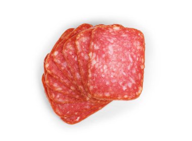 Füme salam sosis, fesleğen yaprakları ve üzerinde izole karabiber 