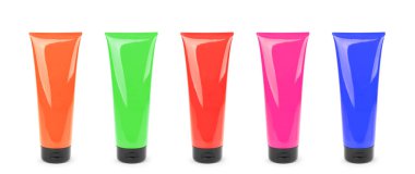 boş plastik kozmetik tüpler, biri kırmızı, beyaz t için izole