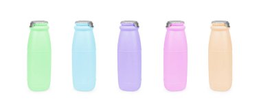 Yoğurt plastik şişe üzerinde arka izole.