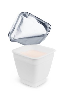 Beyaz plastik yoğurt süt şişesi beyaz arkasında izole kapak ile