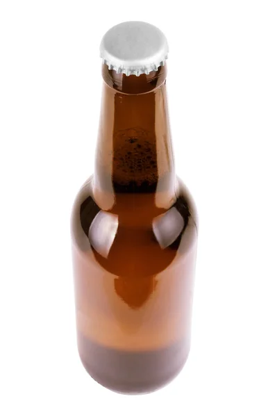 하얀 배경에 방울이나 있는 맥주 한 병 — 스톡 사진