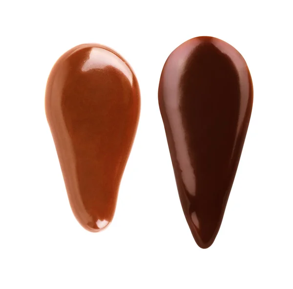 Шоколадный сироп капает в виде лампочки, изолированной на белом — стоковое фото