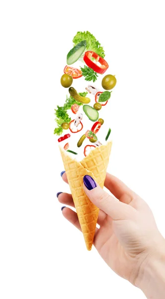 Fagylalt botok elszigetelt fehér repülő saláta iso kezében — Stock Fotó