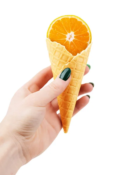 Рука тримає палички морозива ізольовані на білому — стокове фото