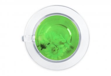 Beyaz zemin üzerine saydam bir bardak bitki çayı