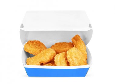 Beyaz zemin üzerine lezzetli tavuk nuggets ile kutu