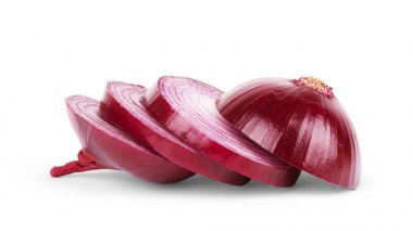 Beyaz arka plan üzerinde düz yatıyordu izole kırmızı soğan dilimlenmiş