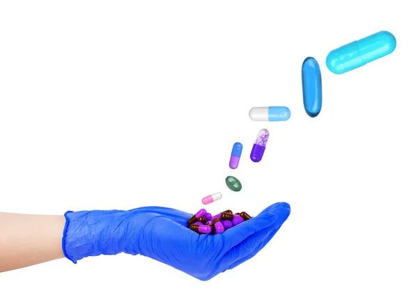 Mãos em luvas de borracha segurando pílulas no fundo branco — Fotografia de Stock
