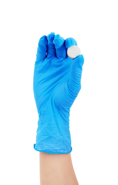 Mani in guanti di gomma che tengono pillole su sfondo bianco — Foto Stock