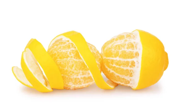 Цілі та наполовину лимонні фрукти ізольовані на білому фоні — стокове фото