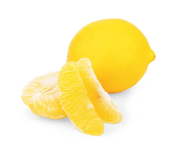 Frutti interi e mezzo di limone isolati su fondo bianco — Foto Stock
